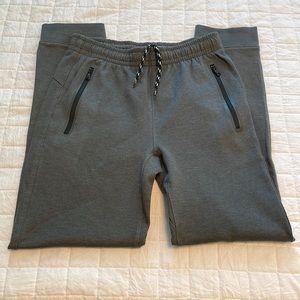 NWOT Old Navy joggers. Kids XL (14-16) Medium grey with front zip pockets. Nice!